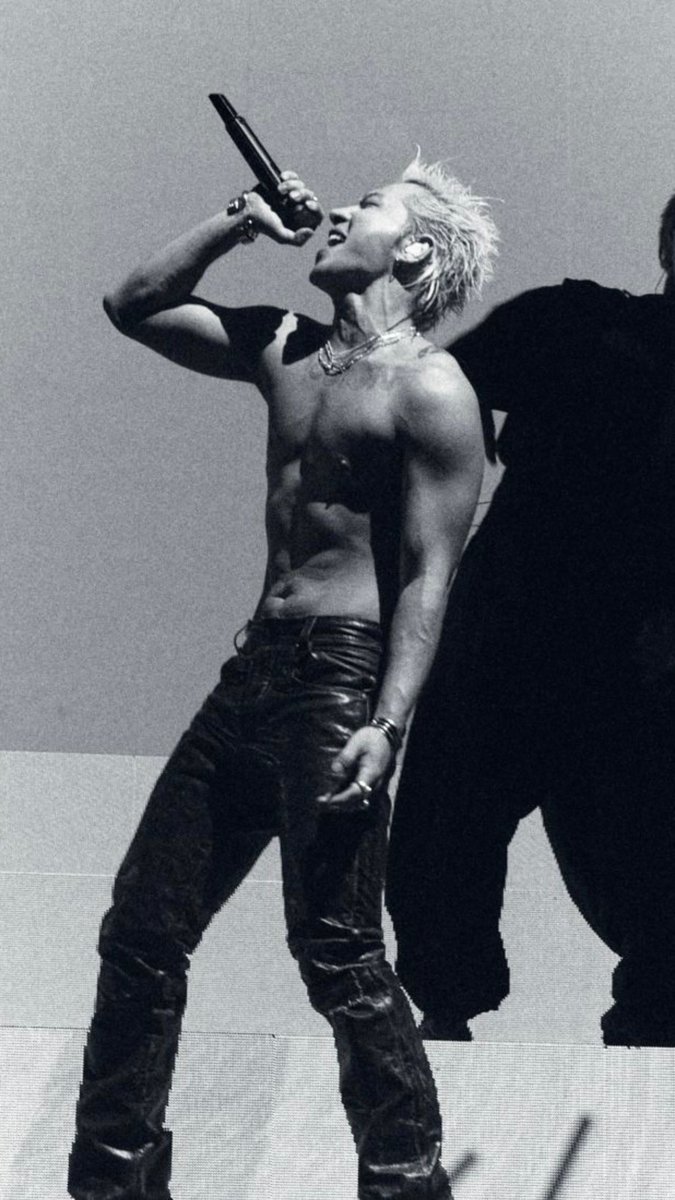 URTHESUN's tweet photo. [단독] 코첼라 찢은 빅뱅 태양, 5월18일 솔로 컴백…더 키드 라로이 피처링

태양은 내달 18일 정규 4집 'QUINTESSENCE'로 솔로 활동에 나선다. 솔로 정규 앨범으로 따지면 지난 2017년 8월 발매한 'WHITE NIGHT' 발매 이후 약 9년 만이다.

https://t.co/r2IKacBbP9

#태양 #TAEYANG #Quintessence https://t.co/rXT4ZMXRdN