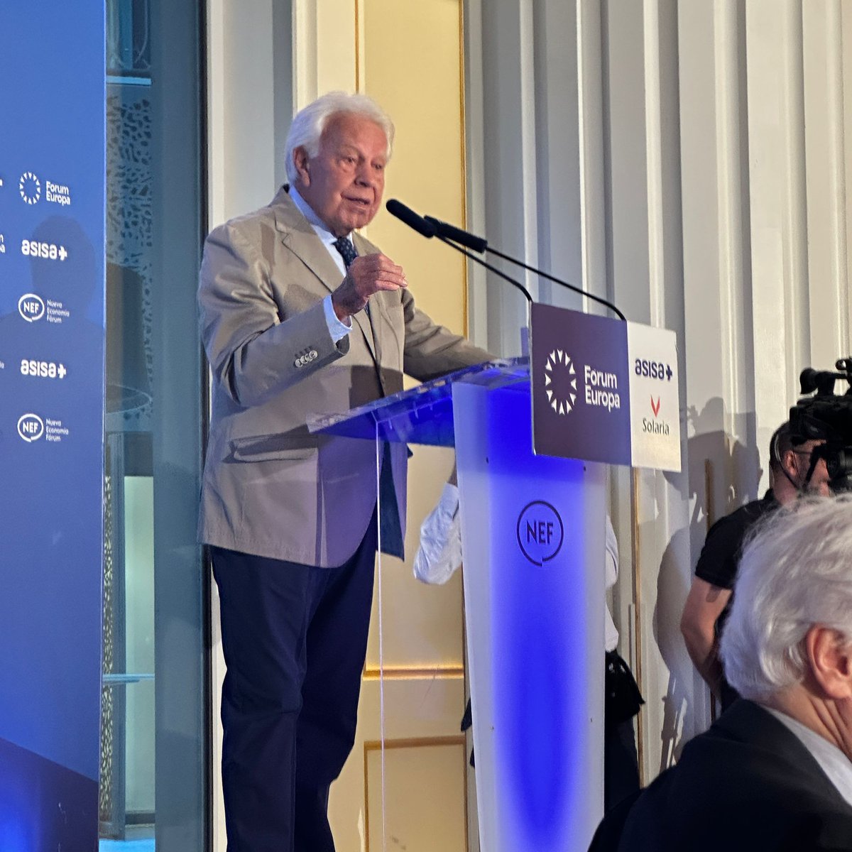 El expresidente español, Felipe González, presentó a <a href="/MariaCorinaYA/">María Corina Machado</a> este lunes en Nueva Economía Forum: “Te mereces el Premio Nobel de la Paz y te mereces mucho más, porque has ejercido un liderazgo no mercenario: nunca has pedido nada a cambio. Esta tribuna es tuya cómo espero