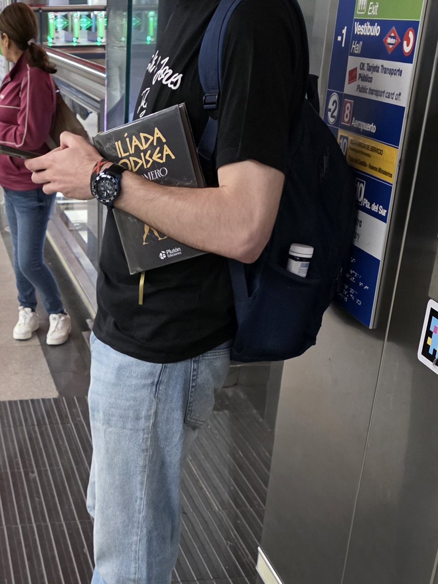Gente leyendo en el metro tweet media
