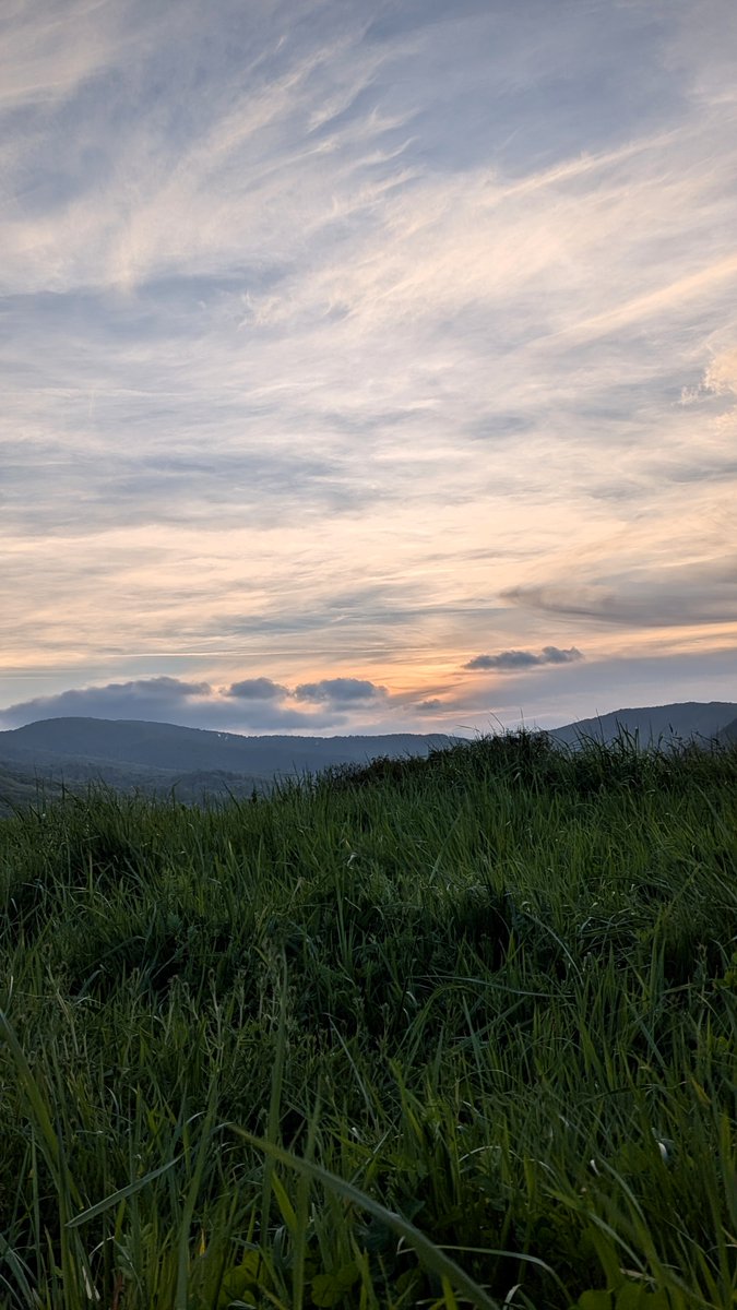 blanquielg's tweet photo. #FelizLunes Atardecer en #Alsasua #Navarra #España https://t.co/JPmcKOGSvA
