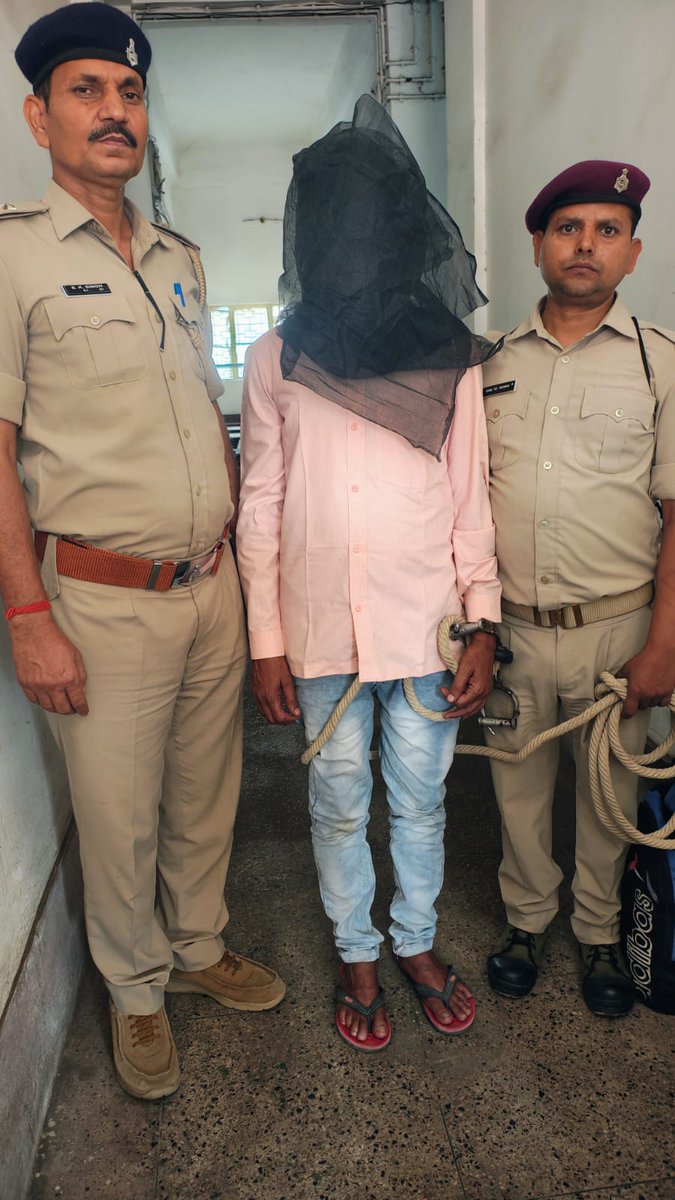 prabhatkhabar's tweet photo. झारखंड: ट्रेनों में चेन छिनतई करने वाले गिरोह के तीन सदस्य गिरफ्तार, दो महिलाएं भी शामिल. जीआरपी की कार्रवाई में कोडरमा में दबोचे गए आरोपी.
#Jharkhand #Koderma #GRP #TrainCrime #ChainSnatching #PrabhatKhabar https://t.co/wuFtdZljB8