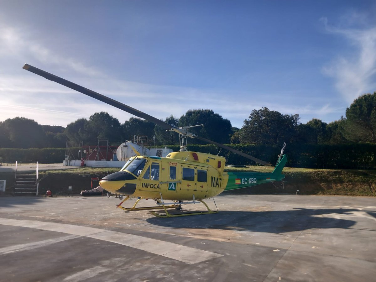 Plan_INFOCA's tweet image. POSICIONAMIENTO 🚁 | Damos la bienvenida a pilotos y tripulación del helicóptero semipesado, modelo Bell 212, MA-7. Ya posicionado en el #CEDEFO de #Ronda (#Málaga), hoy es su primer día de servicio.

¡Buena campaña compañeros!