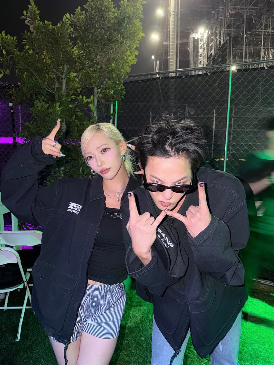 gdragon_pp's tweet photo. 지드래곤 ㅈㄴ까리하고
여자랑 사진찍을때면 항상 얼굴 앞으로 빼주는거 ㅅㅂ https://t.co/sWoFJ9fvQA