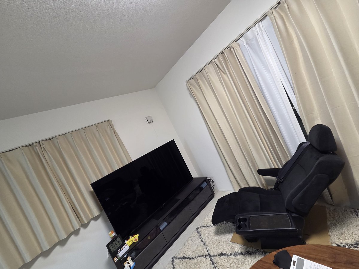 CSuke200's tweet photo. とりあえずアルファードのキャプテンシートをもらったので設置しました。
もちろんシートベルトも完備。
安全に映画鑑賞をし
安全にご飯も食べれます。
後はハンドル、アクセルブレーキあれば我が家走ります。
もちろんエンジンは俺‼️ https://t.co/tXRyhFjpsR