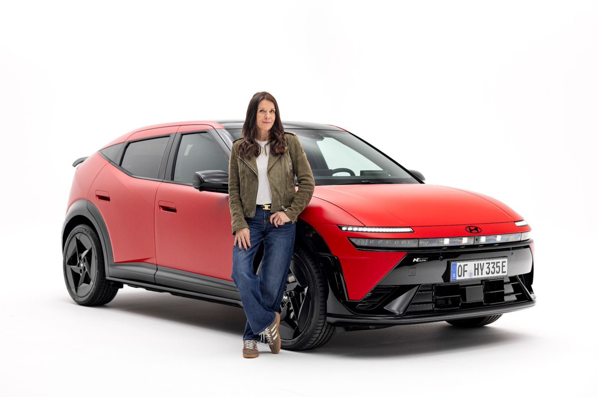 taylandil's tweet photo. İşte Türkiye’de üretilecek 
elektrikli Hyundai ⤵️

İzmit’te üretilecek yeni IONIQ 3’ün görselleri sızdırılmış. Bence tasarım çok iyi gözüküyor. 400V mimariye sahip, B segmentindeki elektrikli otomobilde farklı pil seçenekleri olacak.

Beni en çok heyecanlandıran ise son görselde göreceğiniz yeni ekran deneyimi. Android tabanlı sistem akıllı telefona yakın bir kullanıcı ara yüzüne sahip olacak.