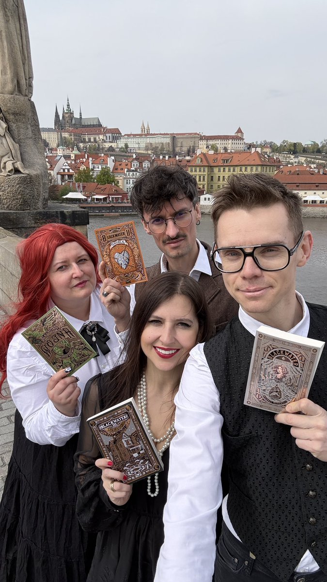 TBookking's tweet photo. Praga, tworzenie materiałów i 4 dni z fajnymi ludźmi. A wszystko wokół sagi „Blackwater” i dzięki temu, że uwierzyło w nas @wydawnictwoalbatros 🧡

Może to początek nowego formatu promocji książek? 🤭 https://t.co/EnXHZu5Wh9