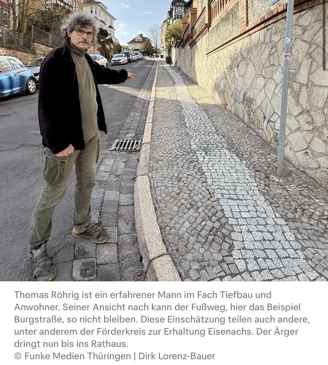 Rentner, die auf Dinge zeigen tweet media