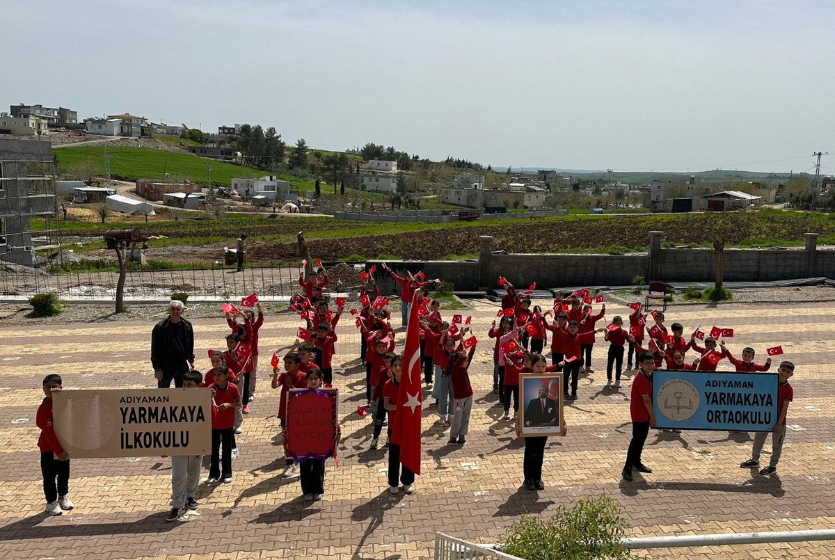 adiyamanmem's tweet photo. 🇹🇷 Bir bayrak, bir millet, tek yürek eğitim...

Ellerimizde ay-yıldız, dilimizde "Al Bayrak" şarkımız... 23 Nisan coşkusunu milli birliğimizin vakur duruşuyla karşılıyoruz. 🚩

📍 Yarmakaya İlk/Ortaokulu

Bakanımız Sayın Yusuf Tekin’in ifade ettiği gibi; okullarımızda umudu ve kardeşliği yeniden yeşertiyoruz. 🌱

#EğitimleTekYürek #BizBüyükBirAileyiz #AlBayrak #23Nisan #TürkiyeYüzyılı