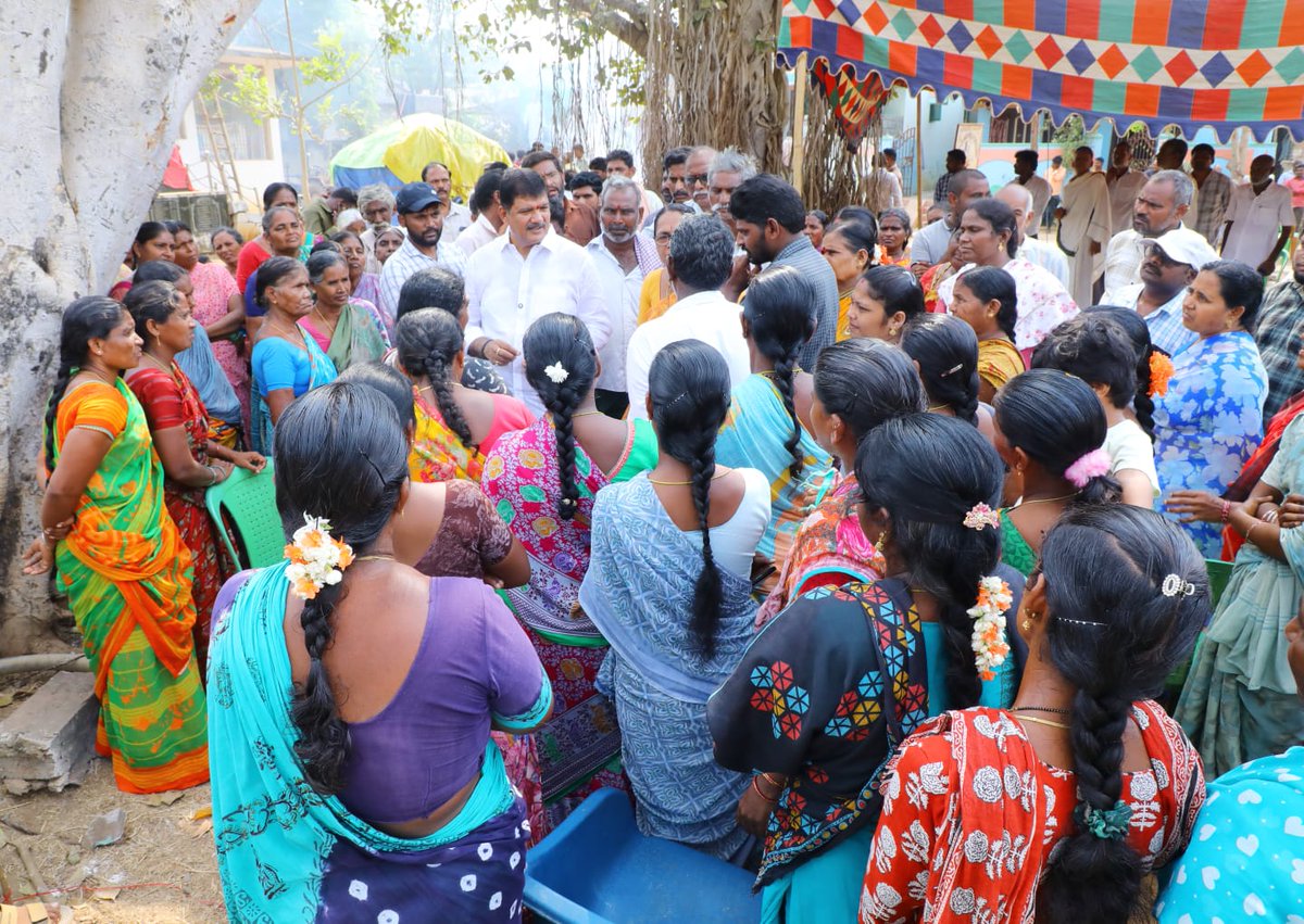 DhulipallaNk's tweet photo. చేబ్రోలు మండలం వీరనాయకుని పాలెం గ్రామంలో రూ 19.60 లక్షల MGNREGES, MPGF నిధులతో నూతనంగా నిర్మించిన సీ సీ రోడ్లను ప్రారంబించి, రూ. 32 లక్షల నిధులతో నూతనంగా నిర్మించనున్న గ్రామ పంచాయతీ కార్యాలయ భవనముకు శంకుస్థాపన చేయడం జరిగింది.
#CCRoads
#PonnurDevelopment
#Ponnur https://t.co/H0a7ZU6x1Z