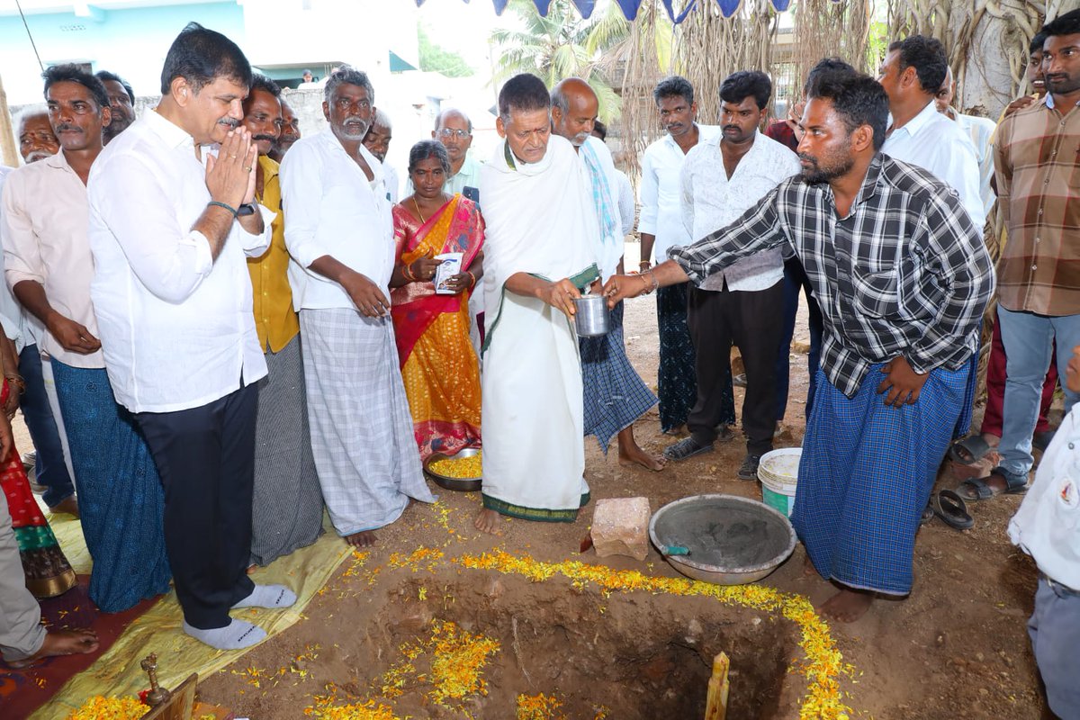 DhulipallaNk's tweet photo. చేబ్రోలు మండలం వీరనాయకుని పాలెం గ్రామంలో రూ 19.60 లక్షల MGNREGES, MPGF నిధులతో నూతనంగా నిర్మించిన సీ సీ రోడ్లను ప్రారంబించి, రూ. 32 లక్షల నిధులతో నూతనంగా నిర్మించనున్న గ్రామ పంచాయతీ కార్యాలయ భవనముకు శంకుస్థాపన చేయడం జరిగింది.
#CCRoads
#PonnurDevelopment
#Ponnur https://t.co/H0a7ZU6x1Z