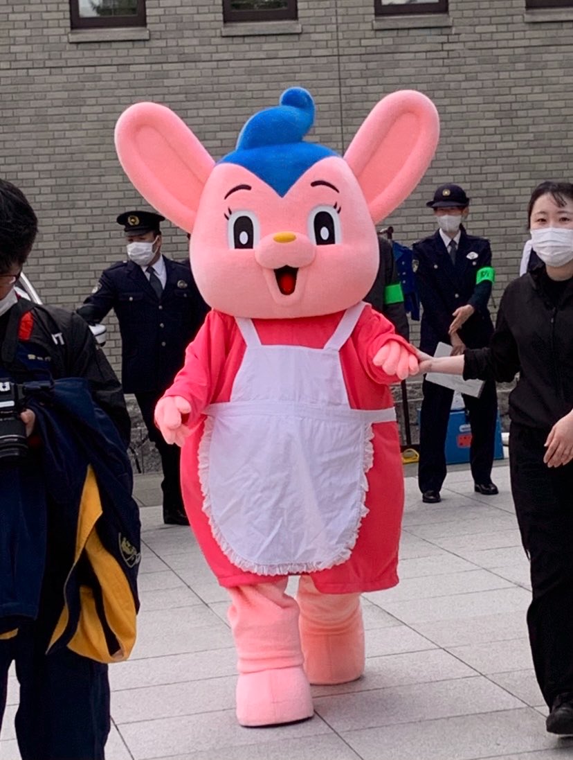 corigowasu's tweet photo. ピーポくん
ピーポくんと、おばあさん
お母さん
おじいちゃん
👮 https://t.co/Z6Ag3G03av