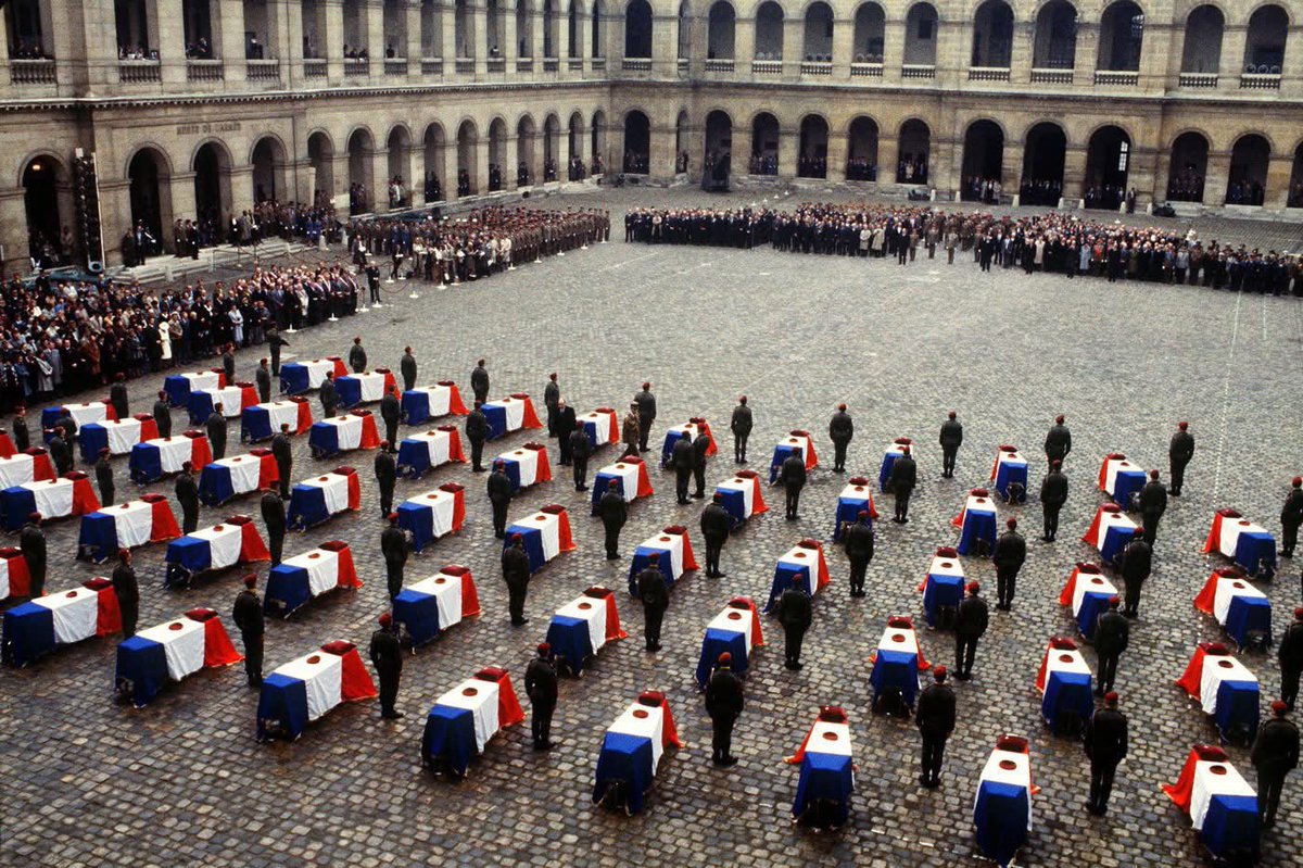 Fs_francaises_'s tweet image. Le 23 octobre 1983, 58 parachutistes français des 1er et 9e RCP ont été assassinés à Beyrouth dans l'attentat du Drakkar.

Une attaque au camion piégé commanditée par l'Iran via le Hezbollah, en représailles directes au soutien de la France à l'Irak.

58 héros morts pour la