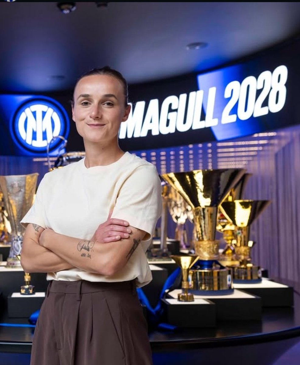 DaniBelmonte00's tweet photo. Lina #Magull rinnova con l'#Inter fino al 2028. La centrocampista 31enne tedesca è arrivata a Milano nel 2024 ed ha raccontato mesi fa, come anche l'esperienza in nerazzurro l'abbia aiutata ad uscire dal tunnel della depressione. Un rinnovo, quindi di cuore🖤💙 https://t.co/8j1D7OzIxd