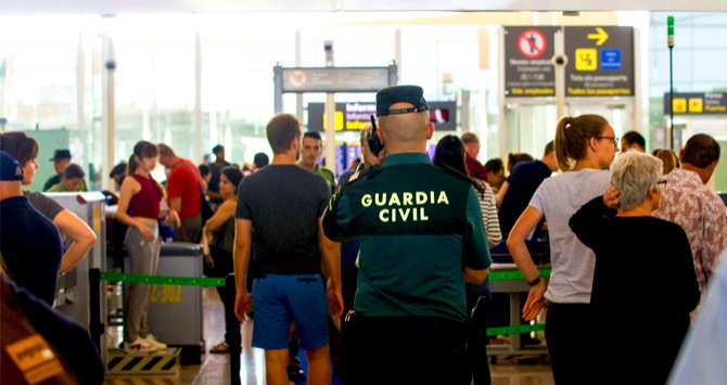 guardiacivil's tweet image. #Efemerides | El 22 de abril de 1931 la Guardia Civil asumió la protección del entonces naciente Aeropuerto de Madrid-Barajas 🇪🇸✈️

📜 95 años ejerciendo nuestra labor de #FiscalyFronteras para garantizar el control aduanero 📦 y la seguridad de todos los pasajeros 🛂🛡️✈️

¡Al