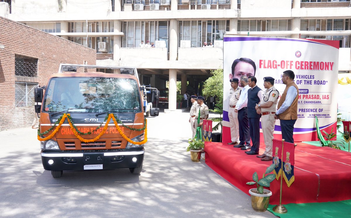 chandigarh_admn's tweet photo. Chief Secretary Shri H. Rajesh Prasad flagged off 55 newly inducted @ChdPol vehicles under the theme “Guardians of the Road” at Police Headquarters. He appreciated fleet modernization and stressed prompt response &amp; effective policing for enhanced public safety &amp; citizen services. https://t.co/Ux2r8YpitE
