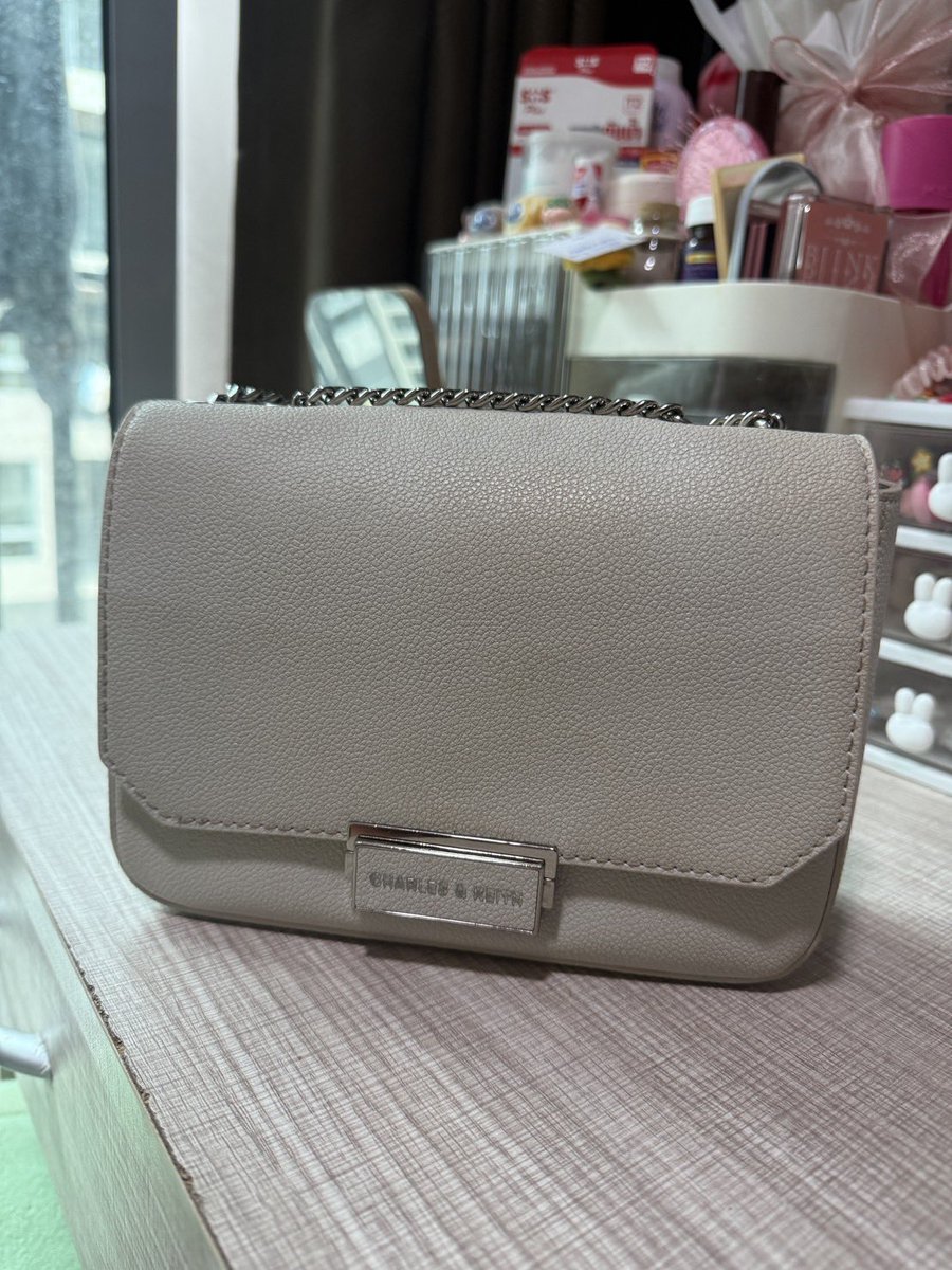 EntarX's tweet image. ส่งต่อกระเป๋า Charles &amp;amp; Keith 
🍅 : 1500 ฿ (ต่อรองได้)

มีเปื้อนนิดหน่อย แต่ถ้าใช้น้ำยาเช็ดน่าจะออก
ค่าส่งคิดตามจริง นัดรับได้ค่ะะะะ
สอบถามดูรูปเพิ่มเติมได้น้าาา 

#กระเป๋าcharles #ส่งต่อกระเป๋า #charles #ส่งต่อเสื้อผ้า #กระเป๋ามือสอง