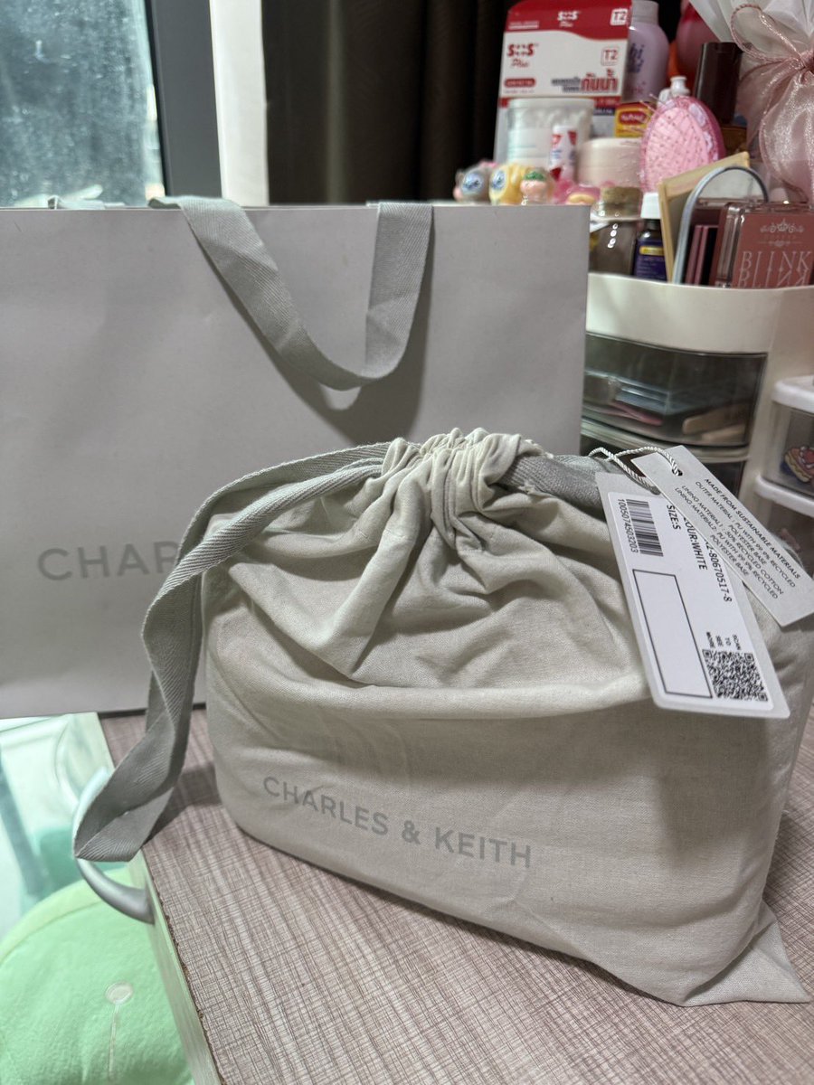 EntarX's tweet image. ส่งต่อกระเป๋า Charles &amp;amp; Keith 
🍅 : 1500 ฿ (ต่อรองได้)

มีเปื้อนนิดหน่อย แต่ถ้าใช้น้ำยาเช็ดน่าจะออก
ค่าส่งคิดตามจริง นัดรับได้ค่ะะะะ
สอบถามดูรูปเพิ่มเติมได้น้าาา 

#กระเป๋าcharles #ส่งต่อกระเป๋า #charles #ส่งต่อเสื้อผ้า #กระเป๋ามือสอง