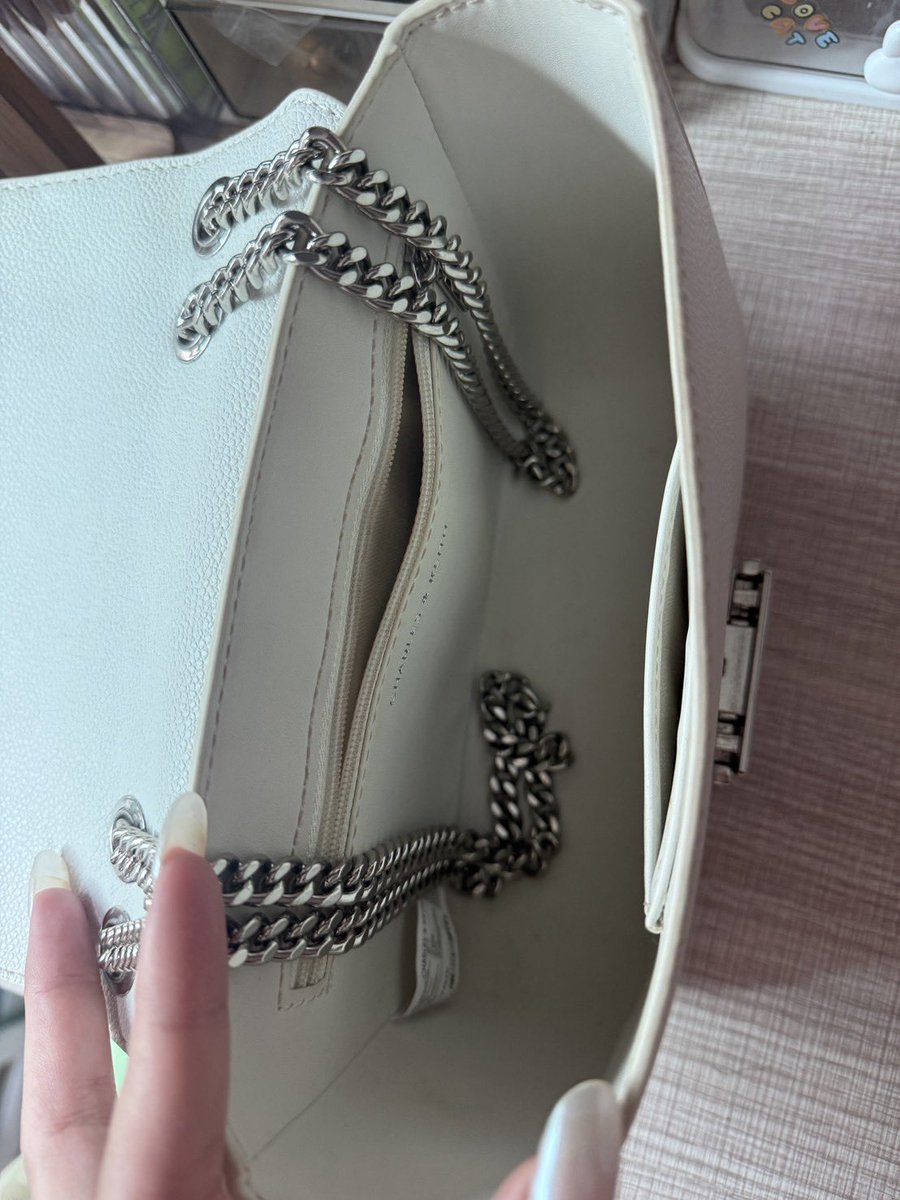 EntarX's tweet image. ส่งต่อกระเป๋า Charles &amp;amp; Keith 
🍅 : 1500 ฿ (ต่อรองได้)

มีเปื้อนนิดหน่อย แต่ถ้าใช้น้ำยาเช็ดน่าจะออก
ค่าส่งคิดตามจริง นัดรับได้ค่ะะะะ
สอบถามดูรูปเพิ่มเติมได้น้าาา 

#กระเป๋าcharles #ส่งต่อกระเป๋า #charles #ส่งต่อเสื้อผ้า #กระเป๋ามือสอง