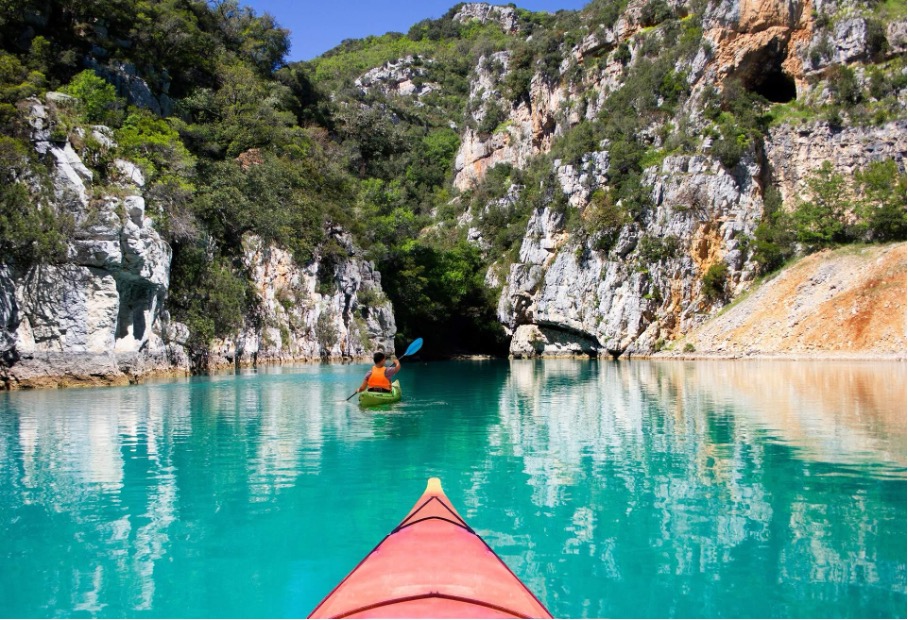 JPE2100's tweet image. Et si vous découvriez les lieux magnifiques en France avant l’été, sans la foule ? Verdon, Île de Ré, Annecy… Des paysages sublimes, du calme et une expérience unique vous attendent 
#LieuxMagnifiques #France #Printemps #EnviesDeFrance
envies-de-france.fr/magazine/touri…