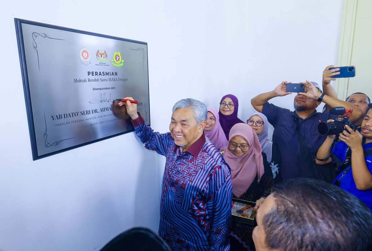 DrZahidHamidi's tweet photo. 𝐏𝐞𝐫𝐚𝐬𝐦𝐢𝐚𝐧 𝐌𝐑𝐒𝐌 𝐃𝐮𝐧𝐠𝐮𝐧: 𝐌𝐞𝐦𝐛𝐢𝐧𝐚 𝐆𝐞𝐧𝐞𝐫𝐚𝐬𝐢, 𝐌𝐞𝐧𝐠𝐚𝐧𝐠𝐤𝐚𝐭 𝐍𝐞𝐠𝐚𝐫𝐚

Hari ini di Dungun Terengganu, saya telah merasmikan MRSM Dungun, sebuah lagi institusi pendidikan yang membuka ruang harapan dan membina masa depan anak bangsa.

Selama lebih enam dekad, MARA kekal sebagai instrumen strategik Kerajaan dalam memperkasa mobiliti sosial, memastikan akses pendidikan dan peluang ekonomi dapat dinikmati dengan lebih seimbang, khususnya kepada anak-anak dari luar bandar dan keluarga yang memerlukan.

MRSM telah membuktikan peranannya dalam melahirkan generasi yang bukan sahaja cemerlang dalam akademik, tetapi juga mempunyai nilai, jati diri dan keyakinan untuk melangkah lebih jauh.

Saya amat berbangga dengan pencapaian MRSM setakat ini. Keputusan SPM baru-baru ini mencerminkan usaha berterusan kita, apabila lima MRSM berada dalam kelompok Top 5 sekolah terbaik negara, dengan MRSM Tun Ghafar Baba muncul sebagai yang terbaik di Malaysia. Malah, bilangan pelajar yang memperoleh semua A+ turut meningkat kepada 85 orang.

Sebagai tanda penghargaan terhadap kecemerlangan ini, MARA telah menyalurkan insentif sebanyak RM50,000 kepada MRSM dalam kelompok Top 5, dan KKDW turut menambah insentif RM50,000 lagi kepada setiap MRSM berkenaan sebagai dorongan untuk terus mengekalkan prestasi cemerlang.

Selain itu, saya juga telah meluluskan peruntukan tambahan sebanyak RM650,000 kepada MRSM Tun Ghafar Baba bagi tujuan baik pulih infrastruktur dan fasiliti maktab.

Walaupun MRSM Dungun masih baharu, saya yakin ia mampu berdiri setanding dengan MRSM lain dan membina identiti kecemerlangannya sendiri. Insya-Allah.

#MRSM #Dungun
#MARA #KKDW
#PejuangDESA
#MalaysiaMADANI
