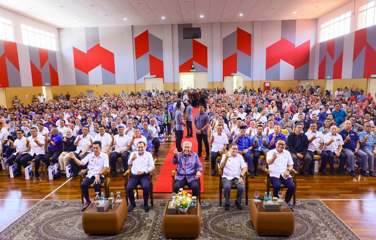 DrZahidHamidi's tweet photo. 𝐏𝐞𝐫𝐚𝐬𝐦𝐢𝐚𝐧 𝐌𝐑𝐒𝐌 𝐃𝐮𝐧𝐠𝐮𝐧: 𝐌𝐞𝐦𝐛𝐢𝐧𝐚 𝐆𝐞𝐧𝐞𝐫𝐚𝐬𝐢, 𝐌𝐞𝐧𝐠𝐚𝐧𝐠𝐤𝐚𝐭 𝐍𝐞𝐠𝐚𝐫𝐚

Hari ini di Dungun Terengganu, saya telah merasmikan MRSM Dungun, sebuah lagi institusi pendidikan yang membuka ruang harapan dan membina masa depan anak bangsa.

Selama lebih enam dekad, MARA kekal sebagai instrumen strategik Kerajaan dalam memperkasa mobiliti sosial, memastikan akses pendidikan dan peluang ekonomi dapat dinikmati dengan lebih seimbang, khususnya kepada anak-anak dari luar bandar dan keluarga yang memerlukan.

MRSM telah membuktikan peranannya dalam melahirkan generasi yang bukan sahaja cemerlang dalam akademik, tetapi juga mempunyai nilai, jati diri dan keyakinan untuk melangkah lebih jauh.

Saya amat berbangga dengan pencapaian MRSM setakat ini. Keputusan SPM baru-baru ini mencerminkan usaha berterusan kita, apabila lima MRSM berada dalam kelompok Top 5 sekolah terbaik negara, dengan MRSM Tun Ghafar Baba muncul sebagai yang terbaik di Malaysia. Malah, bilangan pelajar yang memperoleh semua A+ turut meningkat kepada 85 orang.

Sebagai tanda penghargaan terhadap kecemerlangan ini, MARA telah menyalurkan insentif sebanyak RM50,000 kepada MRSM dalam kelompok Top 5, dan KKDW turut menambah insentif RM50,000 lagi kepada setiap MRSM berkenaan sebagai dorongan untuk terus mengekalkan prestasi cemerlang.

Selain itu, saya juga telah meluluskan peruntukan tambahan sebanyak RM650,000 kepada MRSM Tun Ghafar Baba bagi tujuan baik pulih infrastruktur dan fasiliti maktab.

Walaupun MRSM Dungun masih baharu, saya yakin ia mampu berdiri setanding dengan MRSM lain dan membina identiti kecemerlangannya sendiri. Insya-Allah.

#MRSM #Dungun
#MARA #KKDW
#PejuangDESA
#MalaysiaMADANI