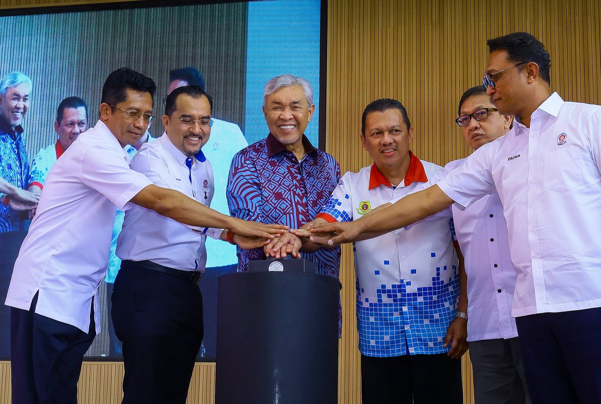 DrZahidHamidi's tweet photo. 𝐏𝐞𝐫𝐚𝐬𝐦𝐢𝐚𝐧 𝐌𝐑𝐒𝐌 𝐃𝐮𝐧𝐠𝐮𝐧: 𝐌𝐞𝐦𝐛𝐢𝐧𝐚 𝐆𝐞𝐧𝐞𝐫𝐚𝐬𝐢, 𝐌𝐞𝐧𝐠𝐚𝐧𝐠𝐤𝐚𝐭 𝐍𝐞𝐠𝐚𝐫𝐚

Hari ini di Dungun Terengganu, saya telah merasmikan MRSM Dungun, sebuah lagi institusi pendidikan yang membuka ruang harapan dan membina masa depan anak bangsa.

Selama lebih enam dekad, MARA kekal sebagai instrumen strategik Kerajaan dalam memperkasa mobiliti sosial, memastikan akses pendidikan dan peluang ekonomi dapat dinikmati dengan lebih seimbang, khususnya kepada anak-anak dari luar bandar dan keluarga yang memerlukan.

MRSM telah membuktikan peranannya dalam melahirkan generasi yang bukan sahaja cemerlang dalam akademik, tetapi juga mempunyai nilai, jati diri dan keyakinan untuk melangkah lebih jauh.

Saya amat berbangga dengan pencapaian MRSM setakat ini. Keputusan SPM baru-baru ini mencerminkan usaha berterusan kita, apabila lima MRSM berada dalam kelompok Top 5 sekolah terbaik negara, dengan MRSM Tun Ghafar Baba muncul sebagai yang terbaik di Malaysia. Malah, bilangan pelajar yang memperoleh semua A+ turut meningkat kepada 85 orang.

Sebagai tanda penghargaan terhadap kecemerlangan ini, MARA telah menyalurkan insentif sebanyak RM50,000 kepada MRSM dalam kelompok Top 5, dan KKDW turut menambah insentif RM50,000 lagi kepada setiap MRSM berkenaan sebagai dorongan untuk terus mengekalkan prestasi cemerlang.

Selain itu, saya juga telah meluluskan peruntukan tambahan sebanyak RM650,000 kepada MRSM Tun Ghafar Baba bagi tujuan baik pulih infrastruktur dan fasiliti maktab.

Walaupun MRSM Dungun masih baharu, saya yakin ia mampu berdiri setanding dengan MRSM lain dan membina identiti kecemerlangannya sendiri. Insya-Allah.

#MRSM #Dungun
#MARA #KKDW
#PejuangDESA
#MalaysiaMADANI
