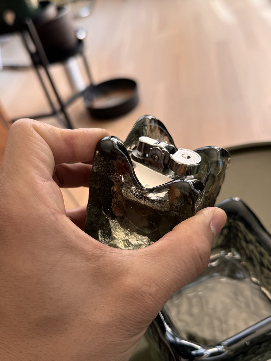 jetupper61's tweet photo. このタイプのライター。直し方？火をつけるのに必要な工程？が分かる方教えて下さい。
#1960年代 #ライター #ライター修理 https://t.co/ZZYB2IaVyI