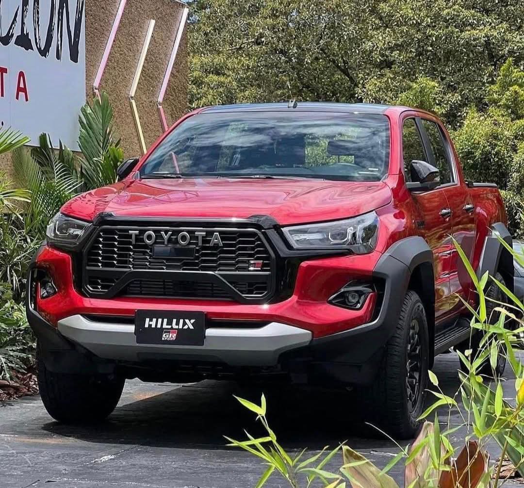 We got to admit that GR in red looks so great 🥵