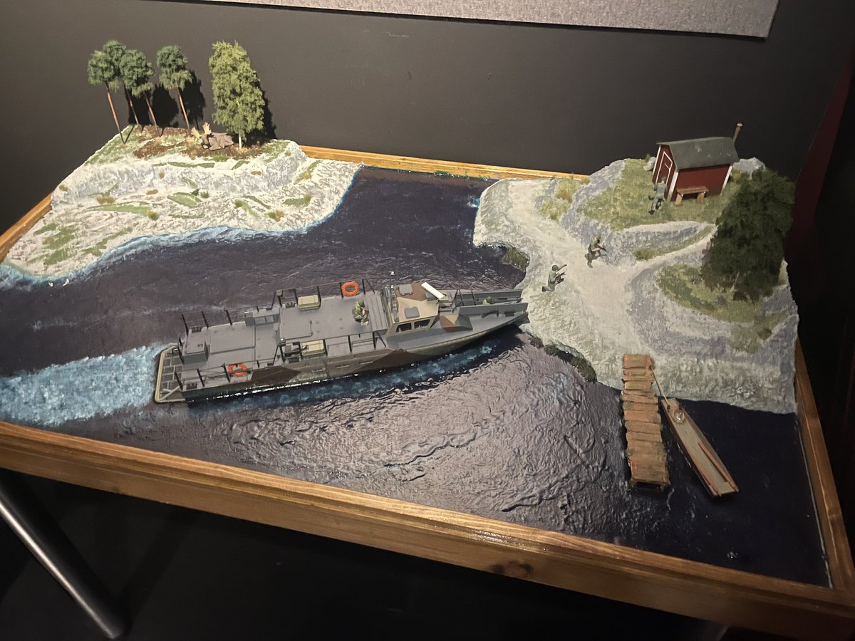 Grnfink2's tweet image. In ihrer Regionalausstellung zeigt das Seebataillon auch ein Amphibik-Diorama vom verstorbenen @AhlenBjoern. 

Die seit 2008 geforderten Boote seinen „nicht nur für den Kampf.“
#Marine