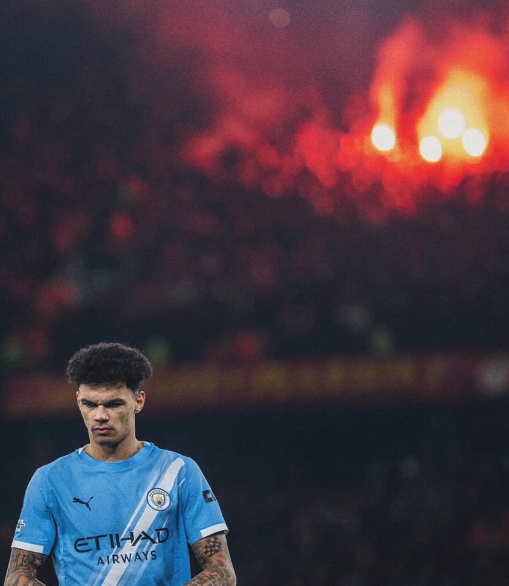 strootsys's tweet image. Siapa pemain bola paling bingung di dunia sekarang? Menurut gue jawabannya adalah Nico O’Reilly. 

Setahunan yg lalu, dia masih ‘nobody’. Bocah lulusan akademi umur 19 tahun yg dipromosiin Pep Guardiola ke tim senior City, dikasih nomor punggung 2 digit mendekati 99, dan dimainin