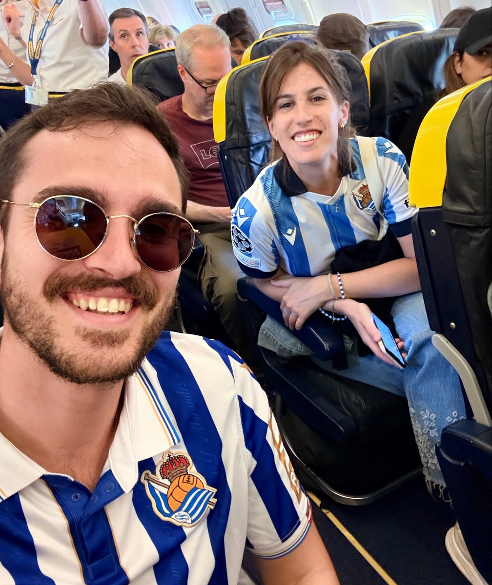 HenryOt96's tweet photo. 6 años después, @iraaaaati y yo nos volvemos a encontrar de camino a Bruselas. Entretanto, la @RealSociedad ha levantado 2 #CopaDelRey. No es sencillo ser txuriurdin (y abonados) desde el extranjero, pero noches como la del sábado en Sevilla lo compensan todo. #GUazenREALA 🤍🏆💙 https://t.co/GmOsWufCpc
