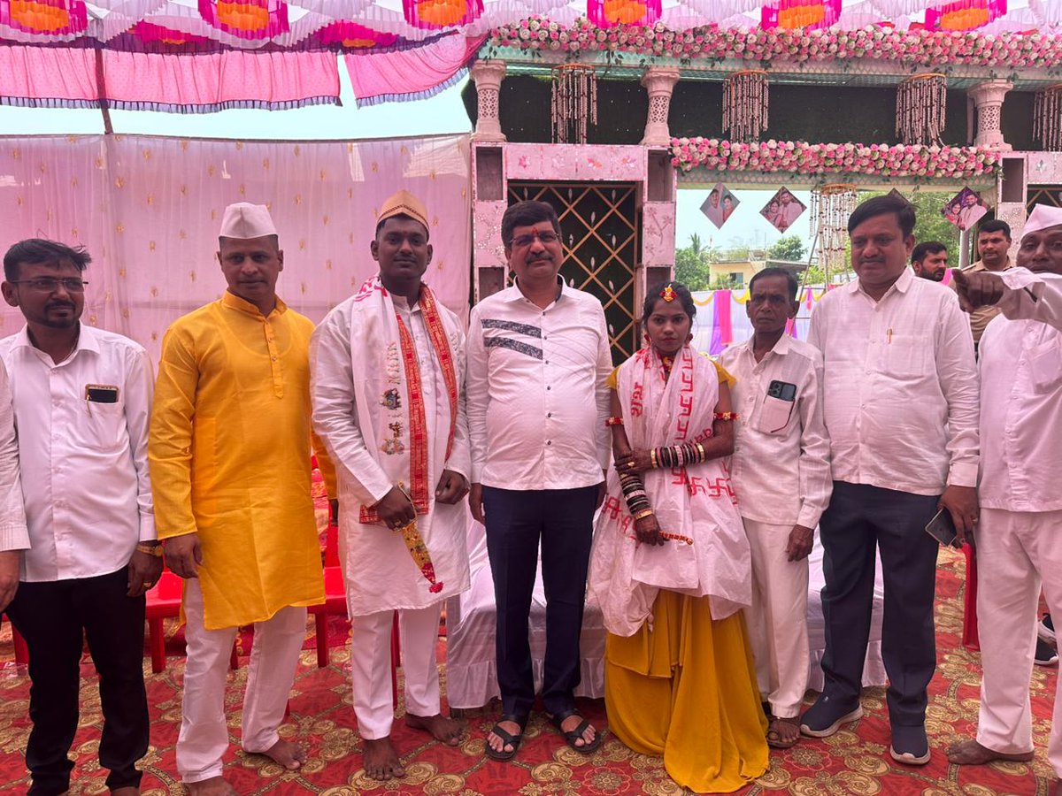 minileshsambare's tweet image. 📍मुरबाड.

आज मु.वडवली ता.मुरबाड येथे चि.मनोहर 
ची.सौ.कां. प्रमिला या भावा,बहिणीच्या हळदी समारंभात उपस्थित राहून त्यांना शुभ आशिर्वाद दिले.

#congratulations #हळद