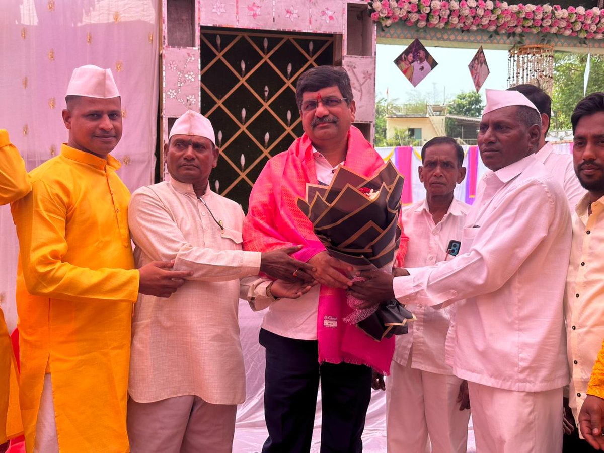 minileshsambare's tweet image. 📍मुरबाड.

आज मु.वडवली ता.मुरबाड येथे चि.मनोहर 
ची.सौ.कां. प्रमिला या भावा,बहिणीच्या हळदी समारंभात उपस्थित राहून त्यांना शुभ आशिर्वाद दिले.

#congratulations #हळद