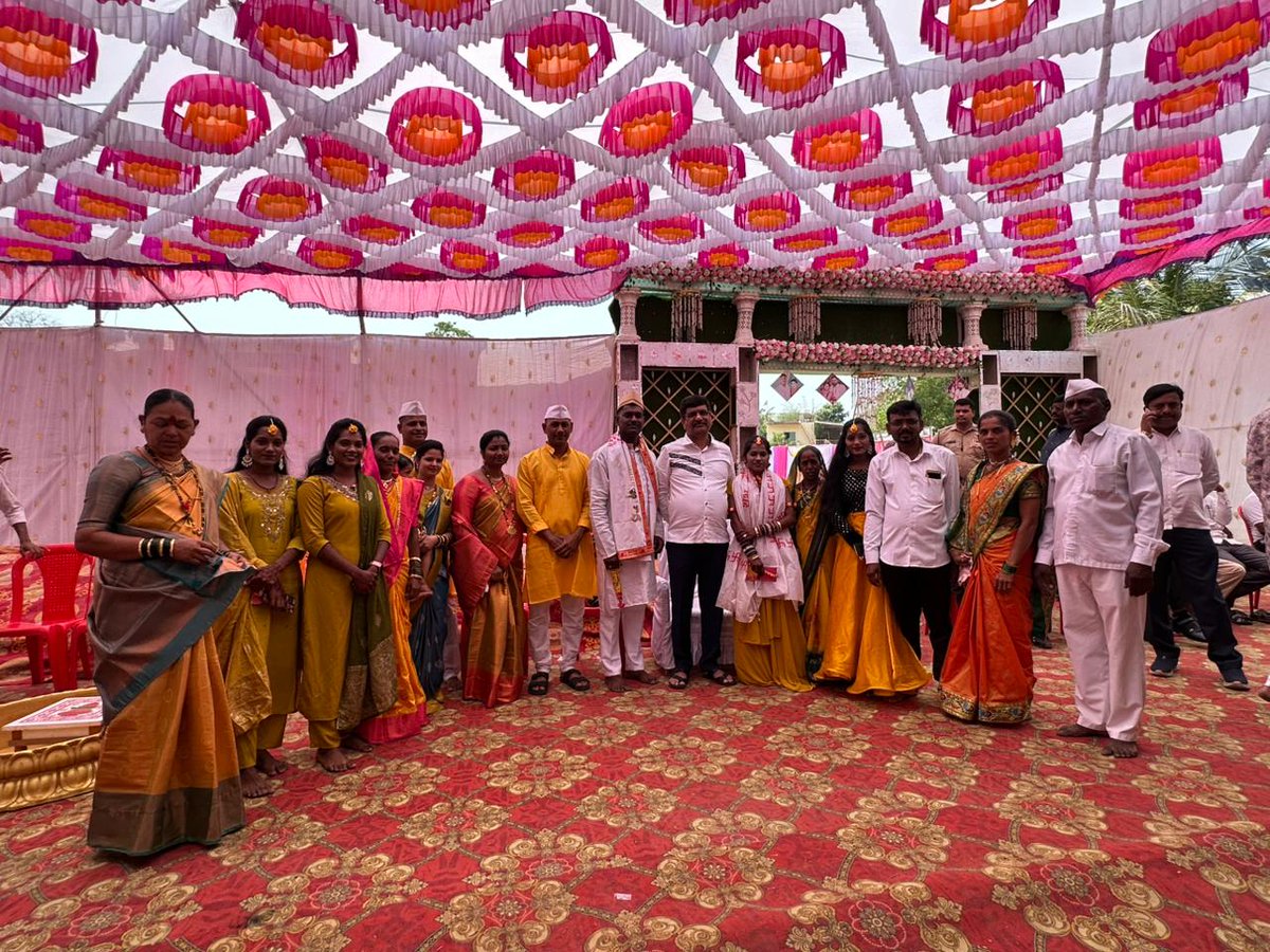 minileshsambare's tweet image. 📍मुरबाड.

आज मु.वडवली ता.मुरबाड येथे चि.मनोहर 
ची.सौ.कां. प्रमिला या भावा,बहिणीच्या हळदी समारंभात उपस्थित राहून त्यांना शुभ आशिर्वाद दिले.

#congratulations #हळद