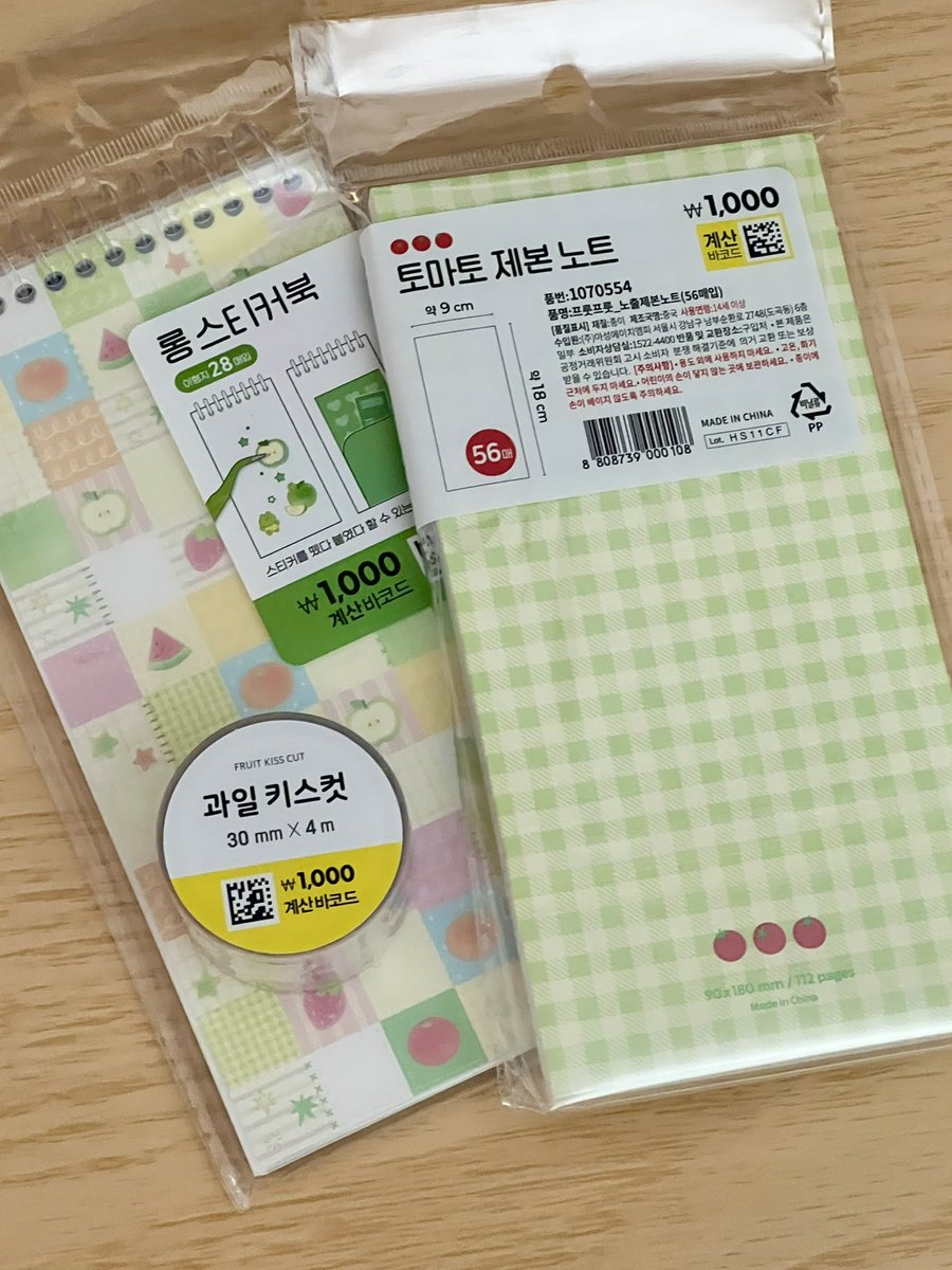 N0WYES's tweet photo. 다이소에서 사왔는데 이게 1000원 밖에 안 한다니…노트도 윅스 사이즈랑 흡사하고 키스컷도 넘 예쁜데요 https://t.co/ClvS2cisve