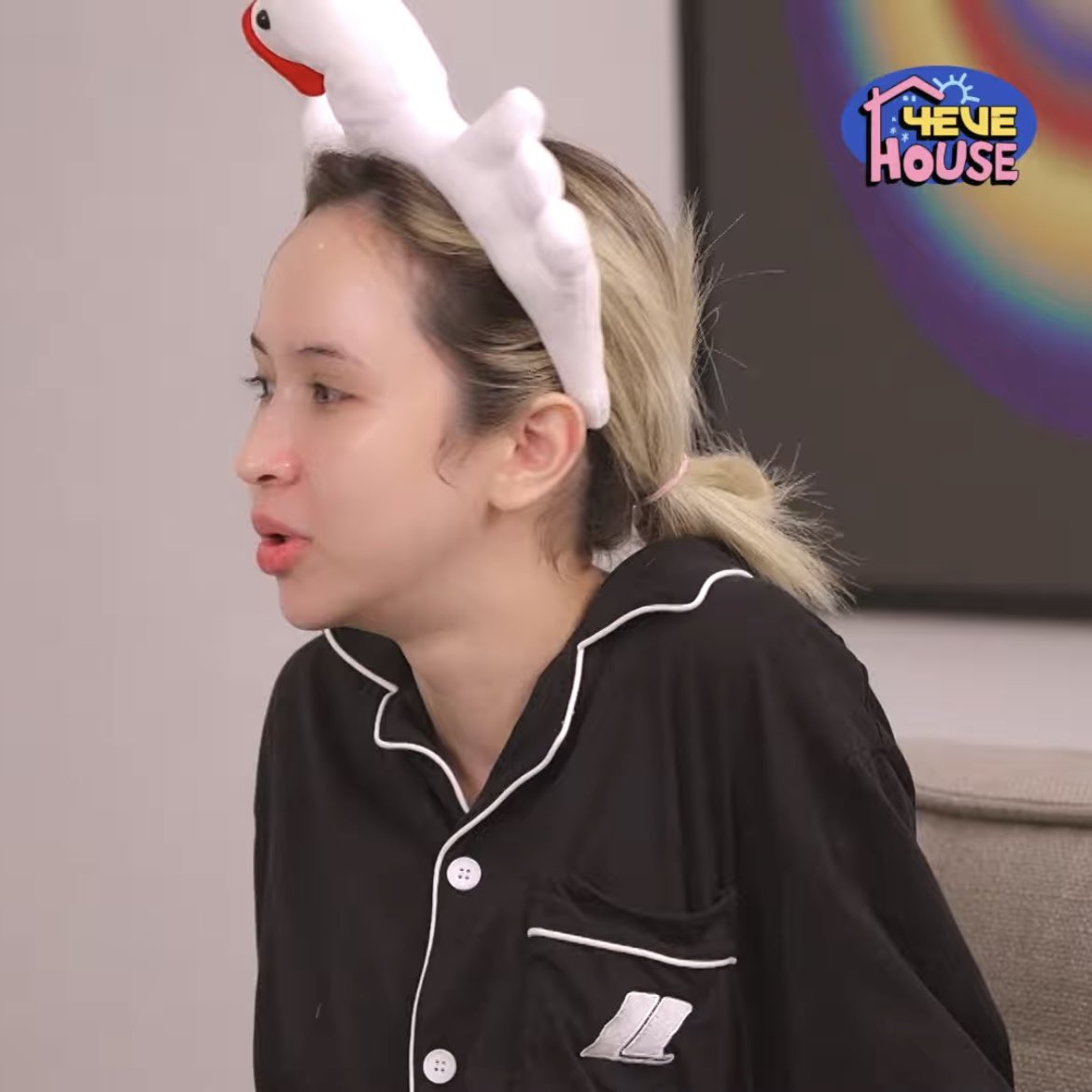 spr039's tweet photo. เพิ่งเห็นว่าแฮนน่าใส่ชุดนอนตะลิซในโฟอีฟเฮ้าด้วย คนที่รักพี่ลิซ่าที่สุด https://t.co/6FuKoakBSH