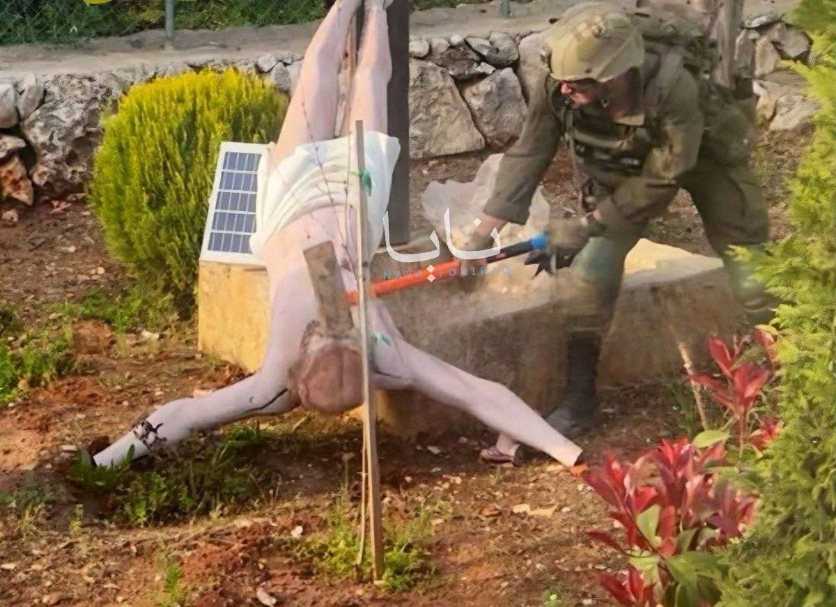 BREAKING: 

🇮🇱🇱🇧✝️ A photo emerges of an Israeli soldier smashes a statue of Jesus Christ in southern Lebanon. 

The most powerful “Christian” country is their best “ally” as they claim. Shameful.