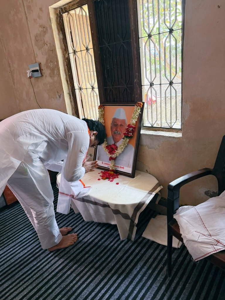 dhananjay_munde's tweet photo. 📍 राडी, ता. अंबाजोगाई 

राष्ट्रवादी काँग्रेस पक्षाचे ज्येष्ठ नेते उत्तमराव गंगणे यांचे नुकतेच दुःखद निधन झाले होते. आज राडी येथे सहकाऱ्यांच्या समवेत गंगणे कुटुंबीयांचे भेट घेऊन सांत्वन केले.

#Ambajogai 
#DMUpdates https://t.co/rOpZnqkobO