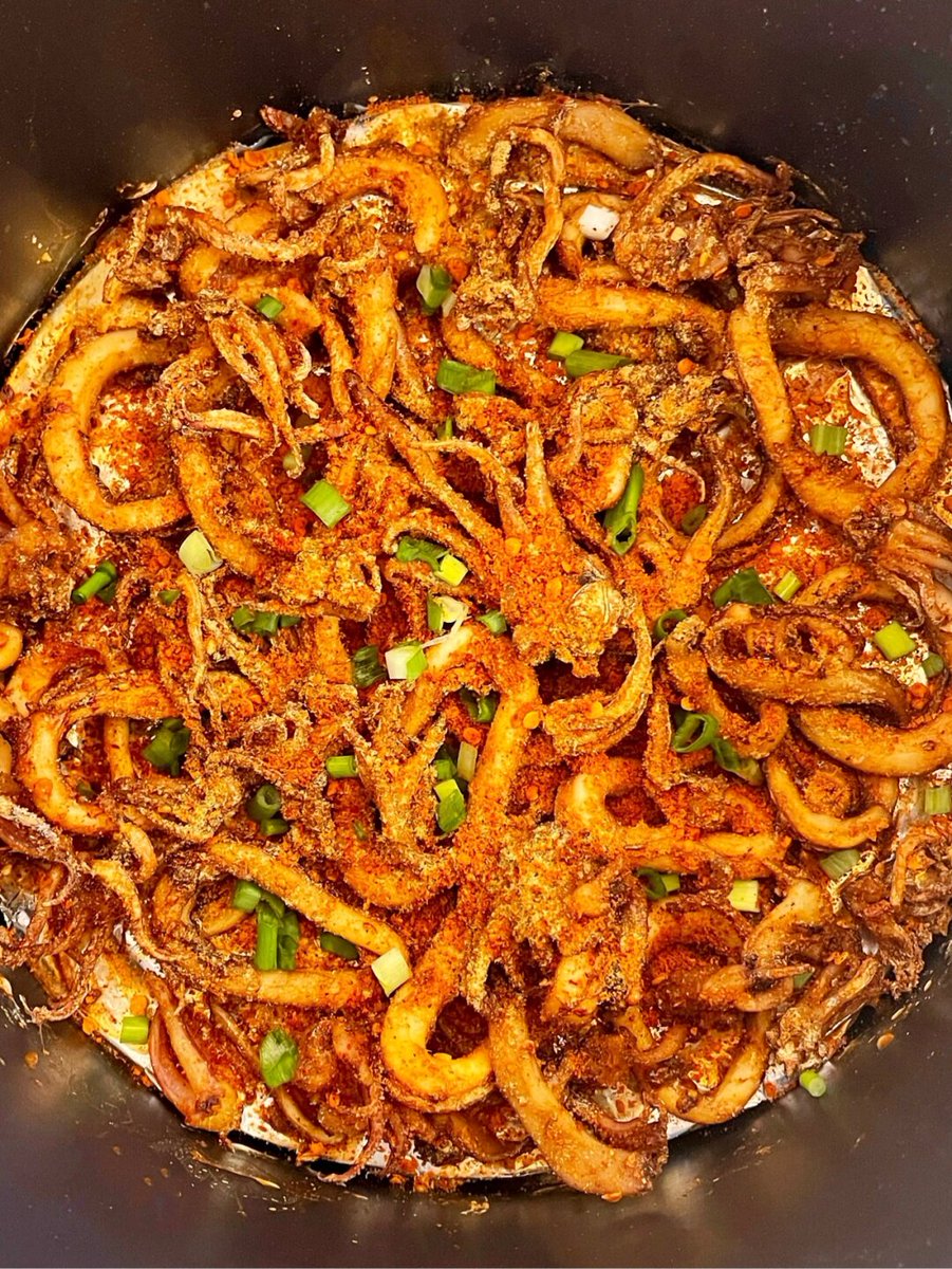 michael26907157's tweet image. Street Food Alert!  Crispy fried squid + tangy chili-lime drizzle = 100% addictive bite. Grab yours now—only at the downtown night market!  #StreetFoodJoy #SnackAttack