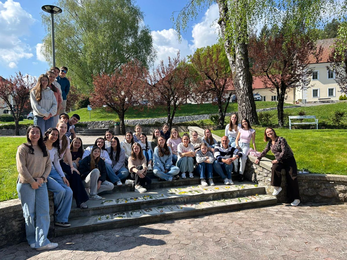 SalesianosMLG's tweet photo. #Erasmus | ¡Rumbo a Liubliana! 🇪🇸✈️🇸🇮 @sepiegob 

14 alumnos y 2 profesores inician su aventura ErasmusPlus KA121 en Eslovenia. 

Tras visitar el colegio de Zelimje y clases de idiomas, ya conviven con sus familias de acogida. 💚✨

#ProtagonistasdelaHistoria https://t.co/FfJK4GRvGt
