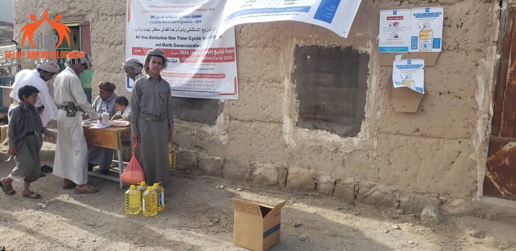 RDPYEMEN2016's tweet photo. As part of RDP humanitarian response in Marib Governorate, we continue supporting the most vulnerable families through food assistance provided by the World Food Programme.
The distribution was concocted in 4 districts (Sirwah, Rahbah, Jabal Murad, and Harib Al-Qaramish districts). A total no. of 5928 HH were targeted in this distribution. 

The food basket included 5 bottles of cooking oil and 3 Kg of legumes

Thanks to all partners and field teams for their dedication and efforts!

@Yemen
@RDPYEMEN2016 
@WFPYemen 
#HumanitarianAid
#EmergancyResponse
#FoodSecurity