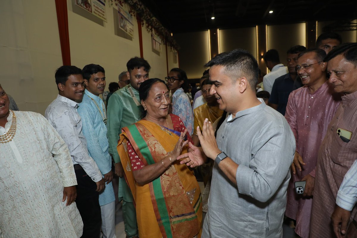 sanghaviharsh's tweet photo. શ્રી શાંતિનાથ દાદાનો જય જયકાર 🚩

સુરતના વેસુમાં શ્રી શ્વેતાંબર મૂ. પૂ. તપાગચ્છ જૈન સંઘ દ્વારા પરમ પૂજ્ય આચાર્ય ભગવંતોની પાવન નિશ્રામાં આયોજિત ઈક્ષુરસ પારણા મહોત્સવ તથા તપસ્વી રત્ન હિરલબ���ન ભાવેશકુમાર શાહના પારણામાં ઉપસ્થિત રહીને સૌ તપસ્વીઓને અનુમોદના પાઠવી. https://t.co/xHRNyIrgt9