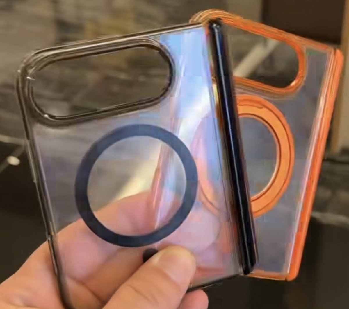 Juanky7274's tweet image. ¡Ya están aquí los primeros estuches oficiales para el iPhone plegable! 🔥  
Y la gran noticia: **finalmente tendremos MagSafe** compatible.  
El futuro de Apple ya se siente más cerca... 😍
Segun @MajinBuoffice
#iPhonePlegable #iPhoneFold #MagSafe