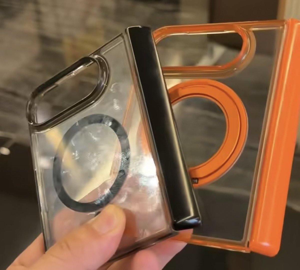 Juanky7274's tweet image. ¡Ya están aquí los primeros estuches oficiales para el iPhone plegable! 🔥  
Y la gran noticia: **finalmente tendremos MagSafe** compatible.  
El futuro de Apple ya se siente más cerca... 😍
Segun @MajinBuoffice
#iPhonePlegable #iPhoneFold #MagSafe