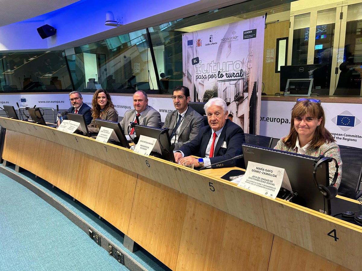 RECAMDER's tweet image. ✅Jornada muy intensa la que estamos viviendo hoy en #Bruselas en defensa del futuro del medio rural y de #Leader.
👉Hemos llevado a las instituciones europeas la voz de quienes habitan los pueblos de #CLM para pedir que se mantenga la financiación para Leader.  (+)