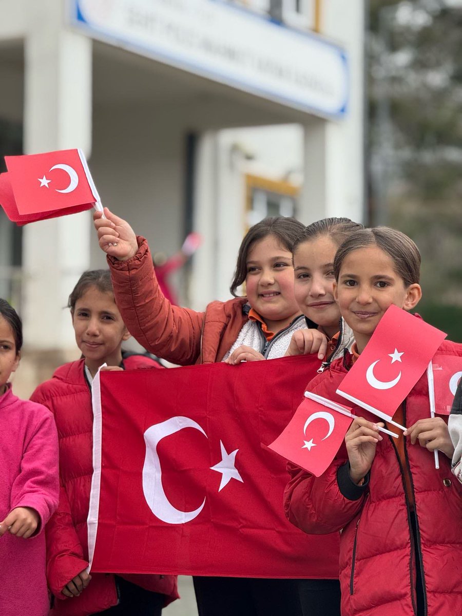 🇹🇷 Bir bayrak, bir millet, tek yürek eğitim...

Ellerimizde ay-yıldız, dilimizde "Al Bayrak" şarkımız... 23 Nisan coşkusunu milli birliğimizin vakur duruşuyla karşılıyoruz. 🚩

Bakanımız Sayın Yusuf Tekin’in ifade ettiği gibi; okullarımızda umudu ve kardeşliği yeniden
