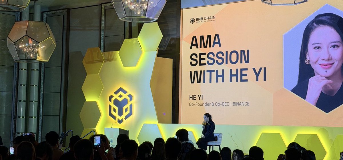 shelefreyr's tweet image. 嘉年华第一天币安人气已经是巅峰 
BNB Chain活动爆满 从未见过哪个活动有这参与人数🤔

一姐@heyibinance 演讲完，耐心跟大家合影了很久很久…… 

这就是 #Binance