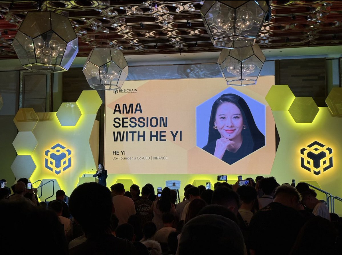 shelefreyr's tweet image. 嘉年华第一天币安人气已经是巅峰 
BNB Chain活动爆满 从未见过哪个活动有这参与人数🤔

一姐@heyibinance 演讲完，耐心跟大家合影了很久很久…… 

这就是 #Binance