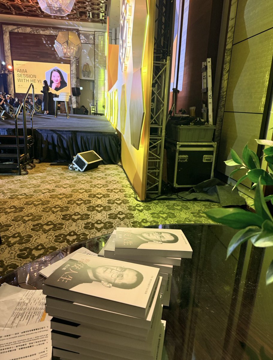 shelefreyr's tweet image. 嘉年华第一天币安人气已经是巅峰 
BNB Chain活动爆满 从未见过哪个活动有这参与人数🤔

一姐@heyibinance 演讲完，耐心跟大家合影了很久很久…… 

这就是 #Binance