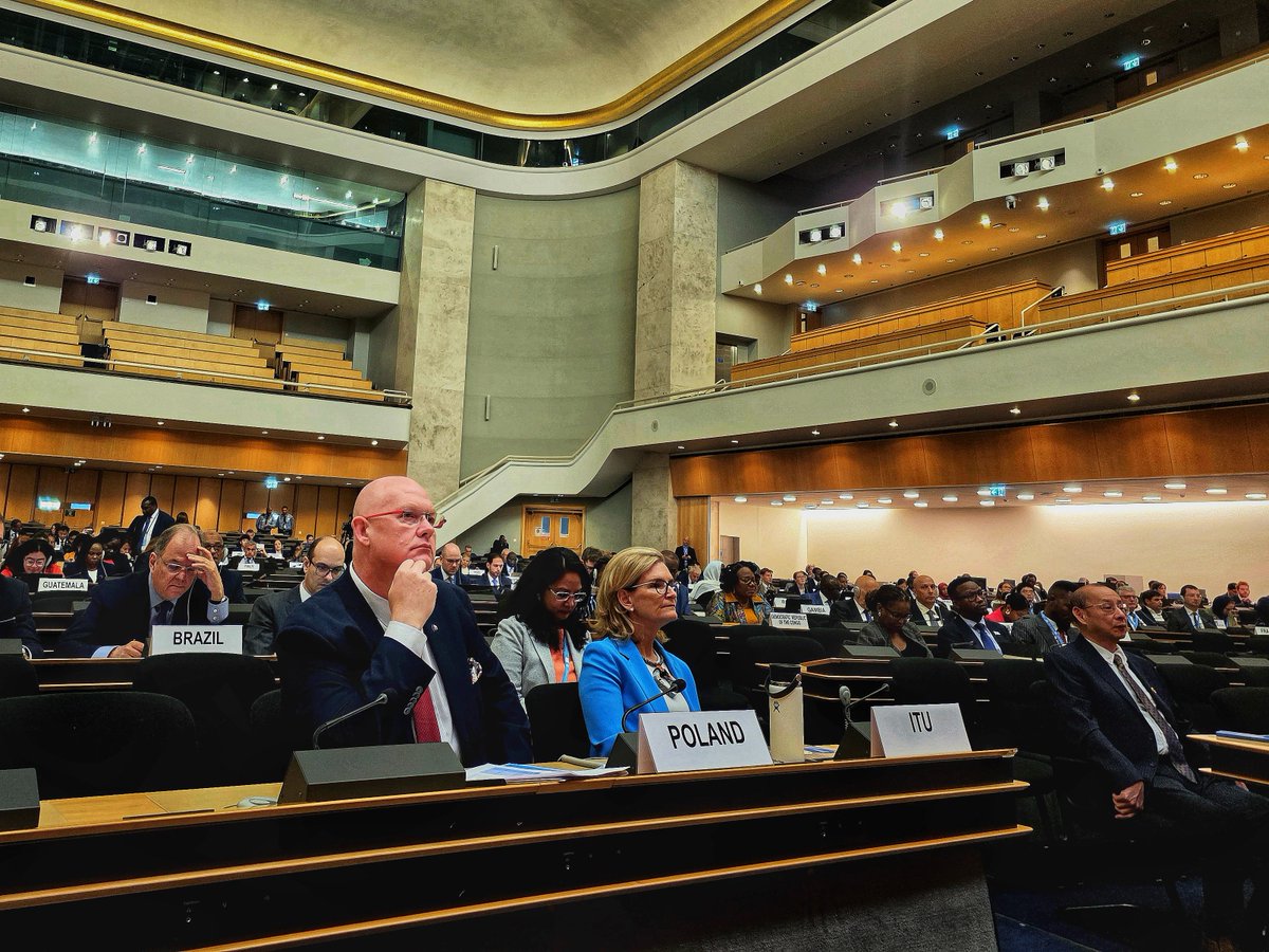 #AssemblyHall <a href="/UN/">United Nations</a> - posiedzenie #CSTD - Komisji ds Nauki i Technologii. Mam zaszczyt reprezentować Polskę 🇵🇱 mówiąc o rozwoju, który nikogo nie pozostawi na pastwę losu.
Walczę też o naszą kandydaturę do Rady <a href="/ITU/">Int’l Telecommunication Union</a> - spotkanie z <a href="/ITUSecGen/">Doreen Bogdan-Martin</a> daje ku temu okazję. 
<a href="/CYFRA_GOV_PL/">Ministerstwo Cyfryzacji</a>